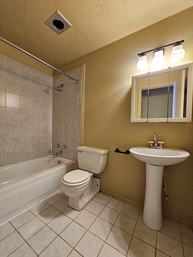 Building Photo - (3) Bed/(2) Bath Pets Negotiable Avail NOW!