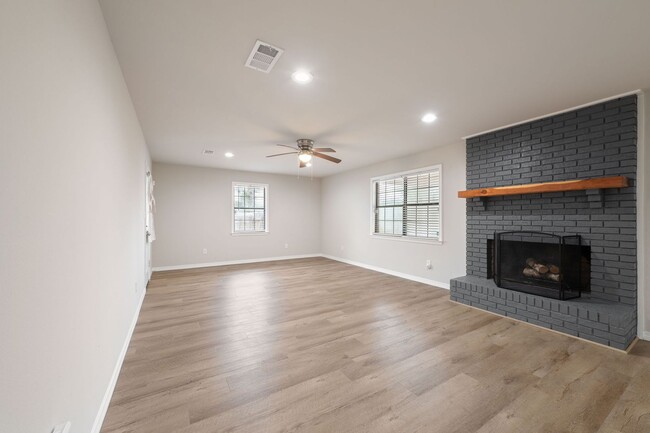 Building Photo - Gorgeous 4/2 Renovated Home in the Heart o...