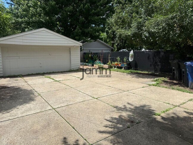 Building Photo - 1330 Cranford-Unit #3