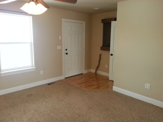 Building Photo - Lovely 3 Bedroom Single Level House- Close...