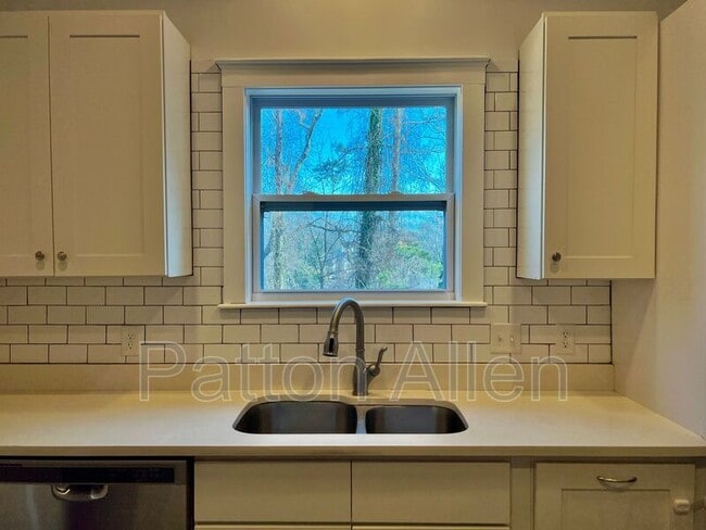 Building Photo - 125 Burton St