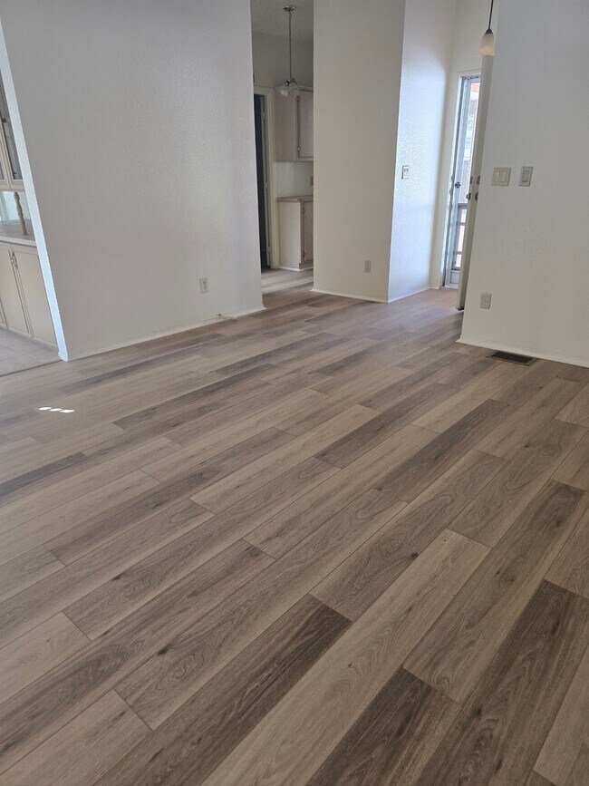 Building Photo - 2710 E Chester Dr