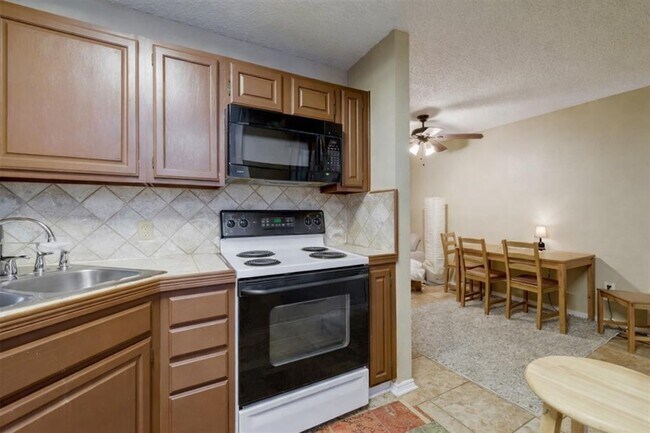 Building Photo - 2409 Leon St