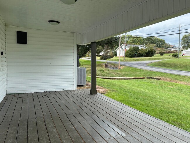 Building Photo - 703 Gray Station Rd