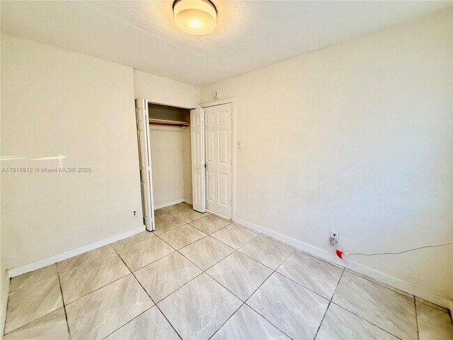 Building Photo - 2571 NW 13th Ct