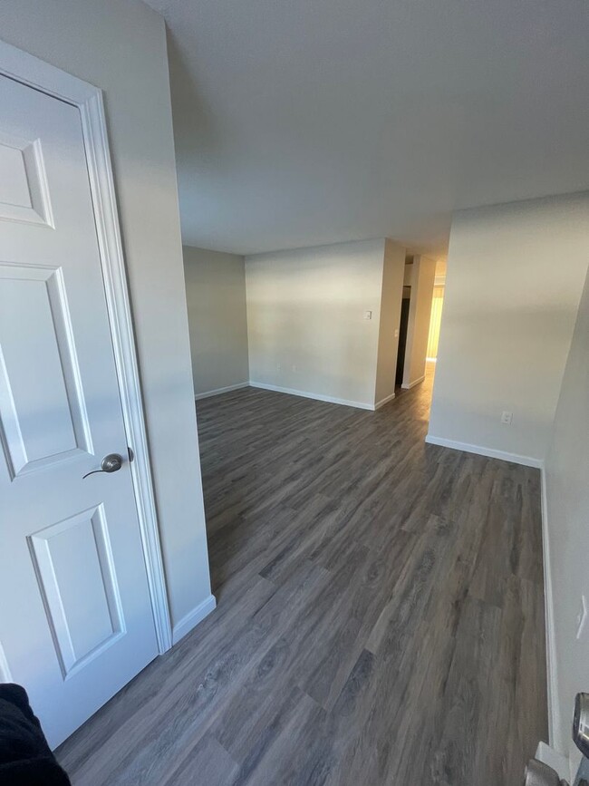 Building Photo - Renovated 2 Bedroom Apartment for Rent in ...