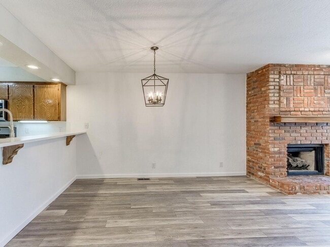 Building Photo - Beautiful 3bed/2bath Townhome Available in...