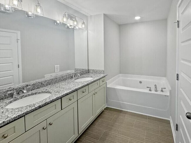 Building Photo - House - 3 beds, 3 baths,