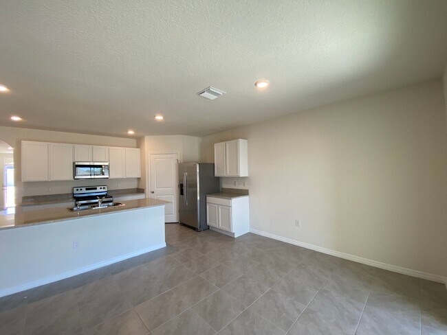 Building Photo - Lake Diamond-North - 4/2/2 *Available Now*...