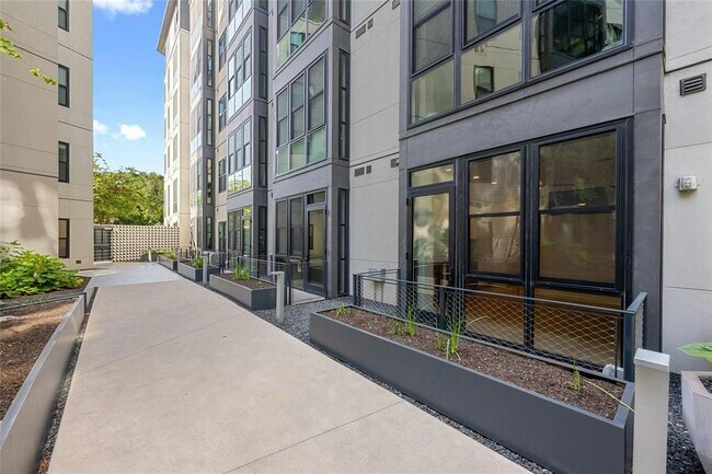Building Photo - 800 Embassy Dr