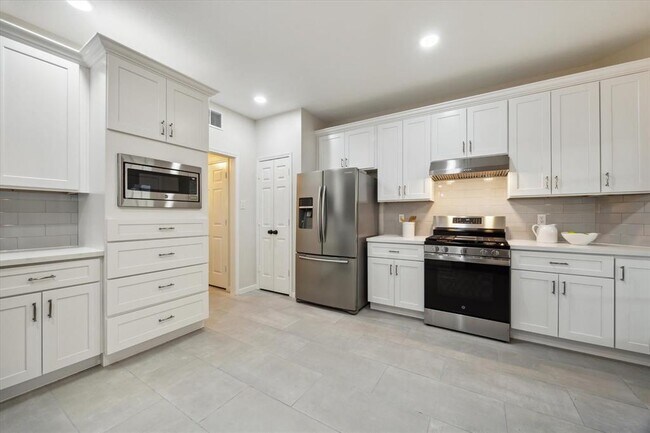 Building Photo - 2350 Seamist Cir