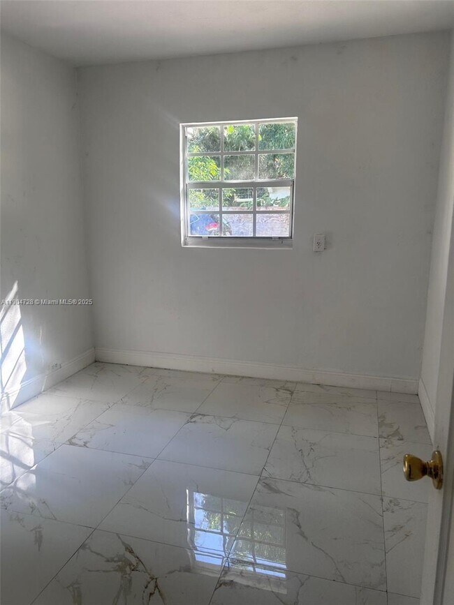 Building Photo - 1543 NE 144th St