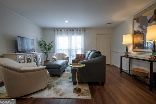 Building Photo - 210 E Cloverhurst Ave