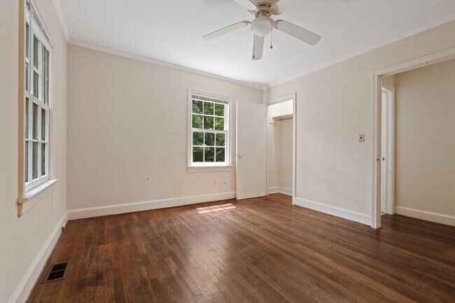 Building Photo - 1208 Hillview Rd