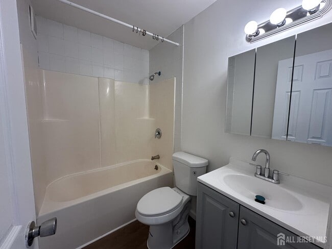 Building Photo - 67 Maple Ave