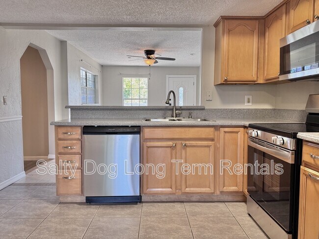 Building Photo - 1702 Carolina Ave