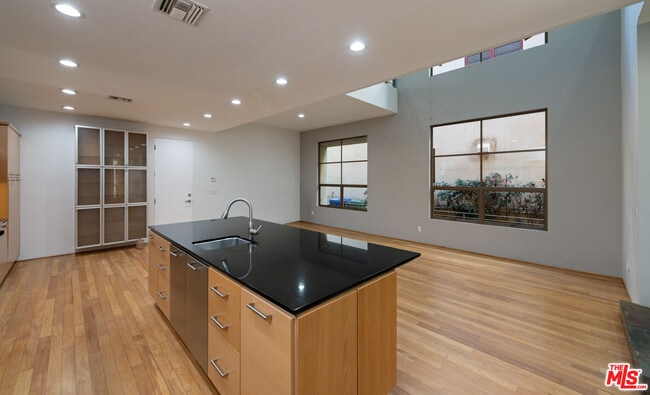 Building Photo - 143 Union Jack Mall