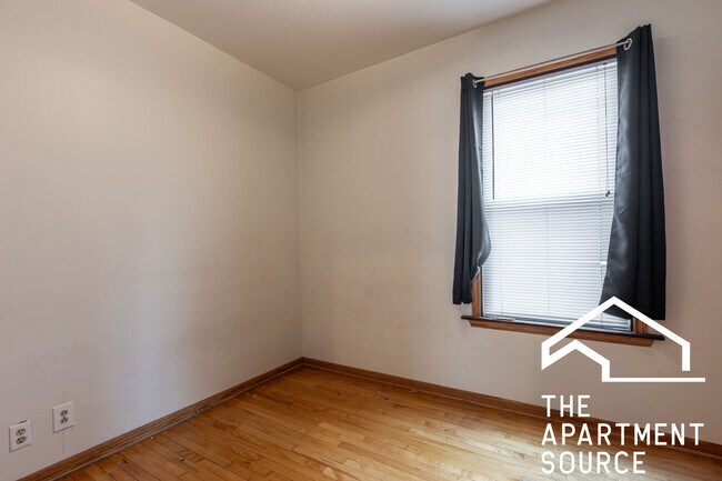 Building Photo - 4829 W Newport Ave
