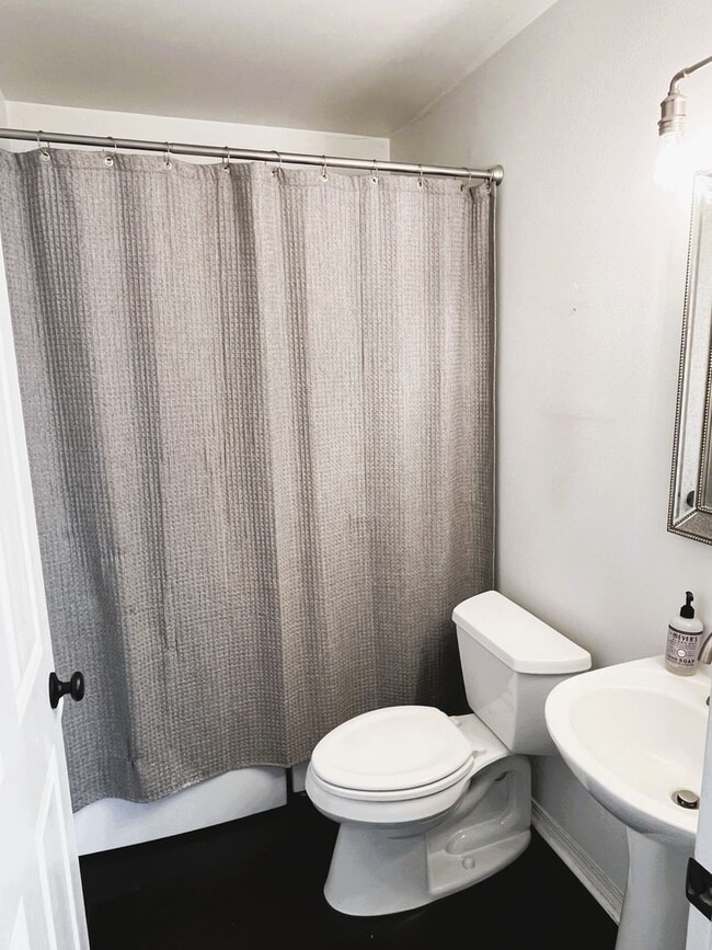 Building Photo - 3-Bedroom Home in vibrant Kenton neighborh...