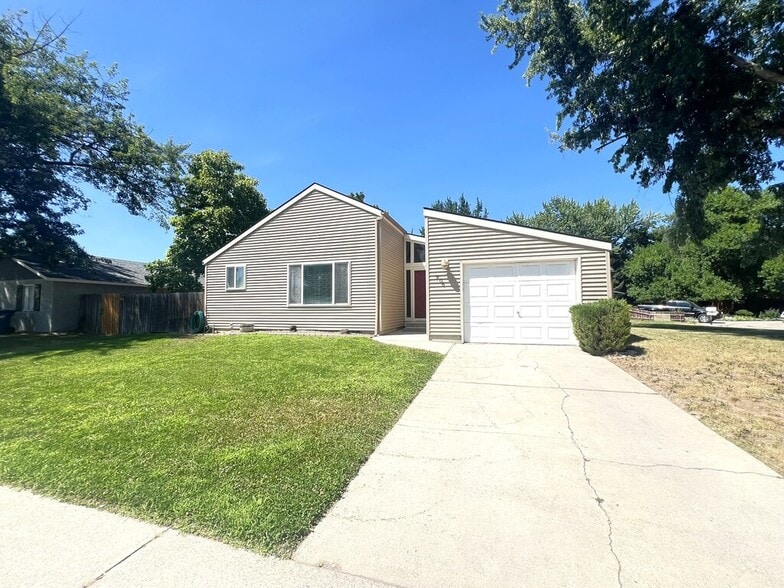 Primary Photo - 906 E Bergeson St