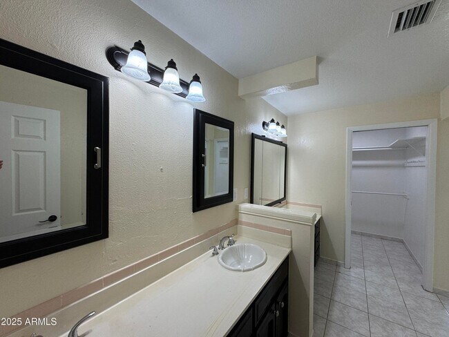 Building Photo - 5502 W Frier Dr