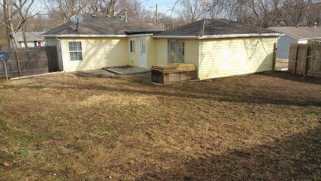 Building Photo - VERY nice home! Garage, fenced backyard, s...