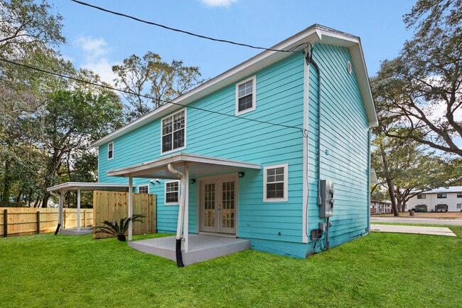 Building Photo - Beautifully Updated Townhouse