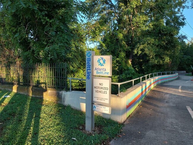 Building Photo - 547 Westmeath Dr SW