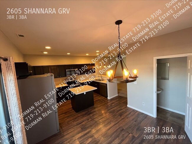 Building Photo - 3 Bed/2.5 Bath Townhome Located in the Col...