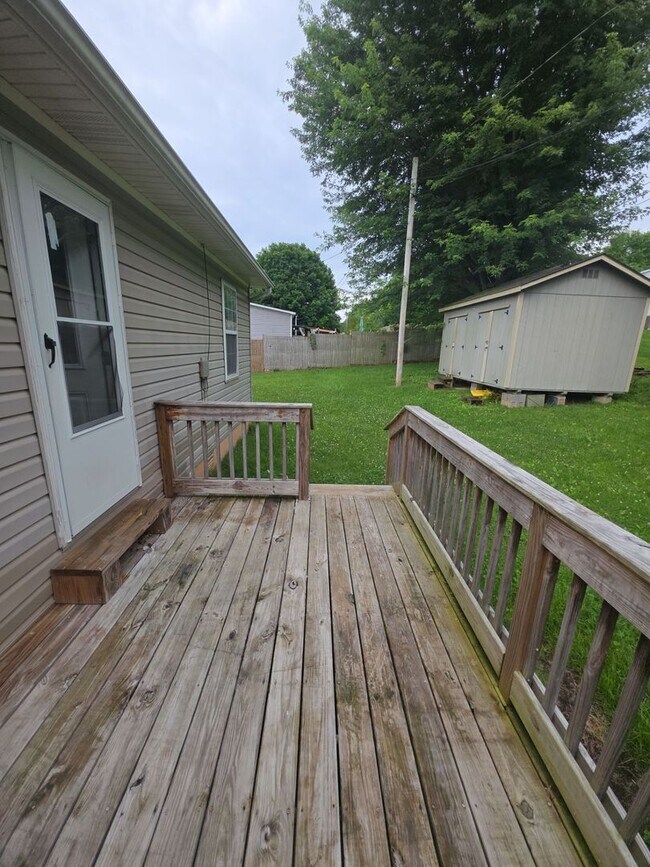 Building Photo - Newly Updated 2-Bedroom Apartment in Sparta with Lawn Care Included