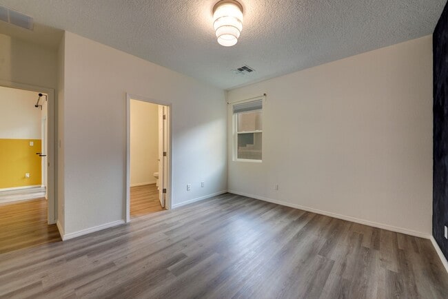 Building Photo - Amazing Modern 4 Bedroom in North Valley A...