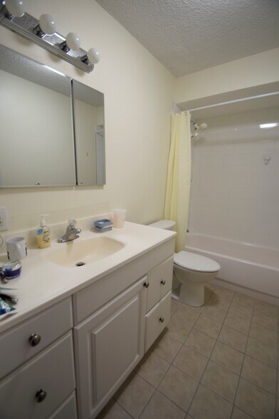 Building Photo - 33 Pond Ave