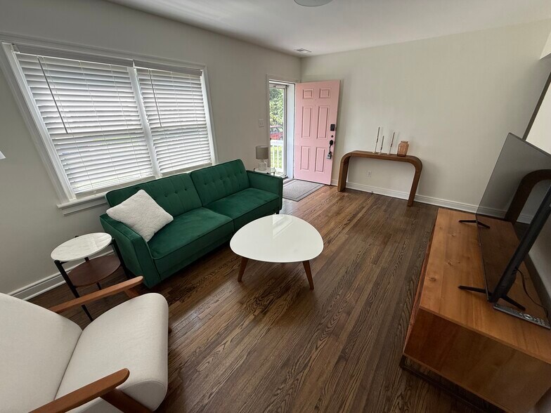 Building Photo - 807 Hill Top Dr