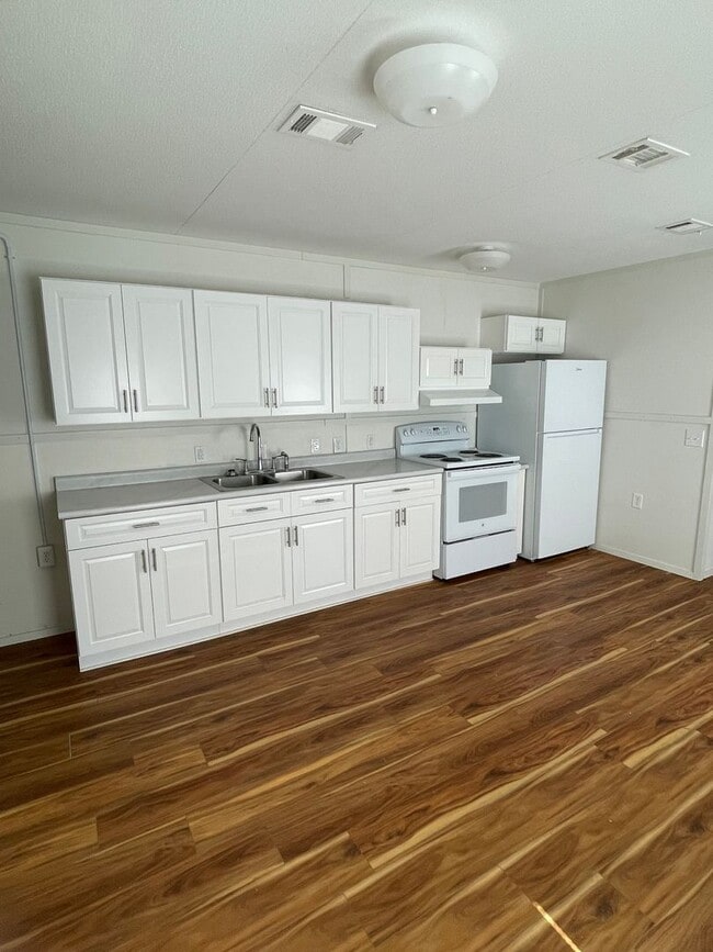 Building Photo - Three Bedroom Two Bath Manufactured Home i...