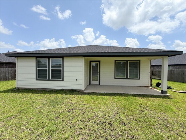 Building Photo - 4986 Edgewood Dr