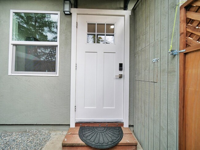 Building Photo - 1364 Sylvia Dr