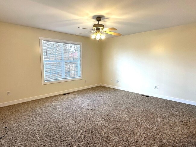 Building Photo - 460 Fox Ln