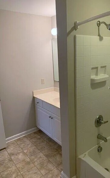 Building Photo - 4924 Bluffton Pky