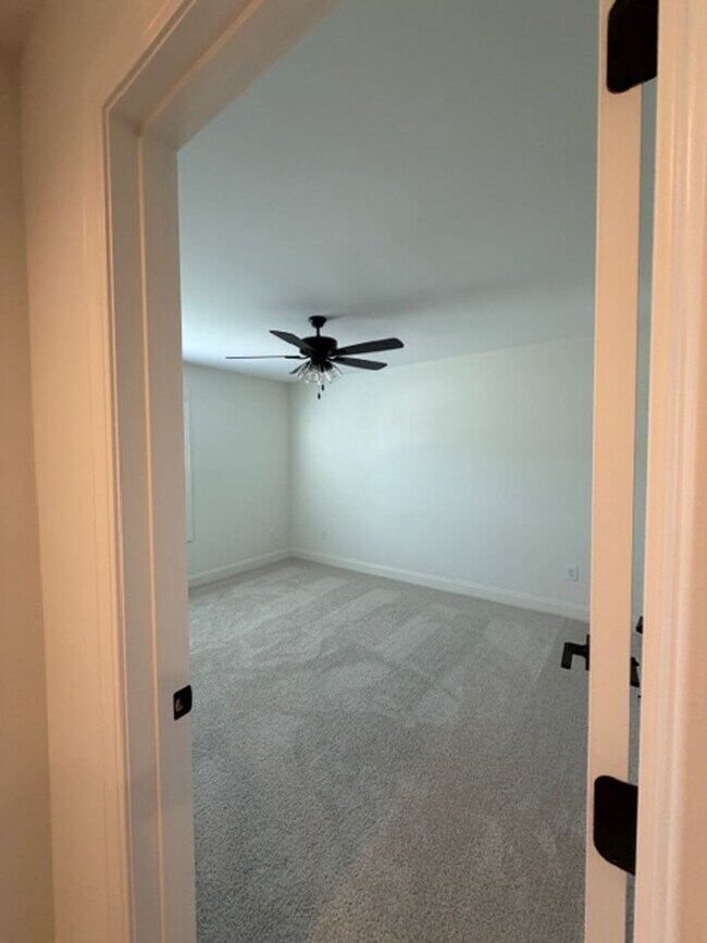 Building Photo - Maryville 37803 - 4 bedroom 3.5 bath - call Ed Johnson 865-924-5045