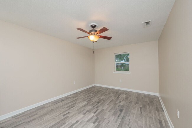 Building Photo - Charming Florida Cottage in the Heart of F...