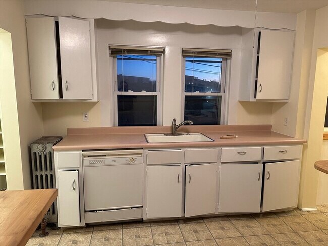 Building Photo - 44 Morton St