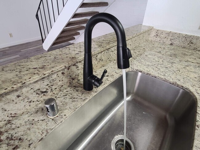 Building Photo - UPDATED RENTAL IN SACRAMENTO!