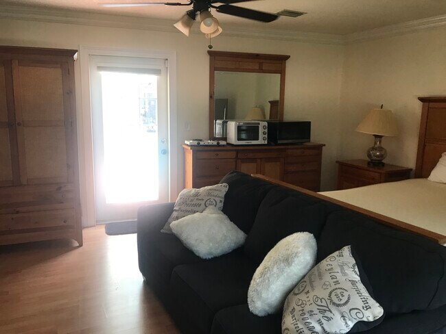 private entrance into master - 600 NW 7th Ave