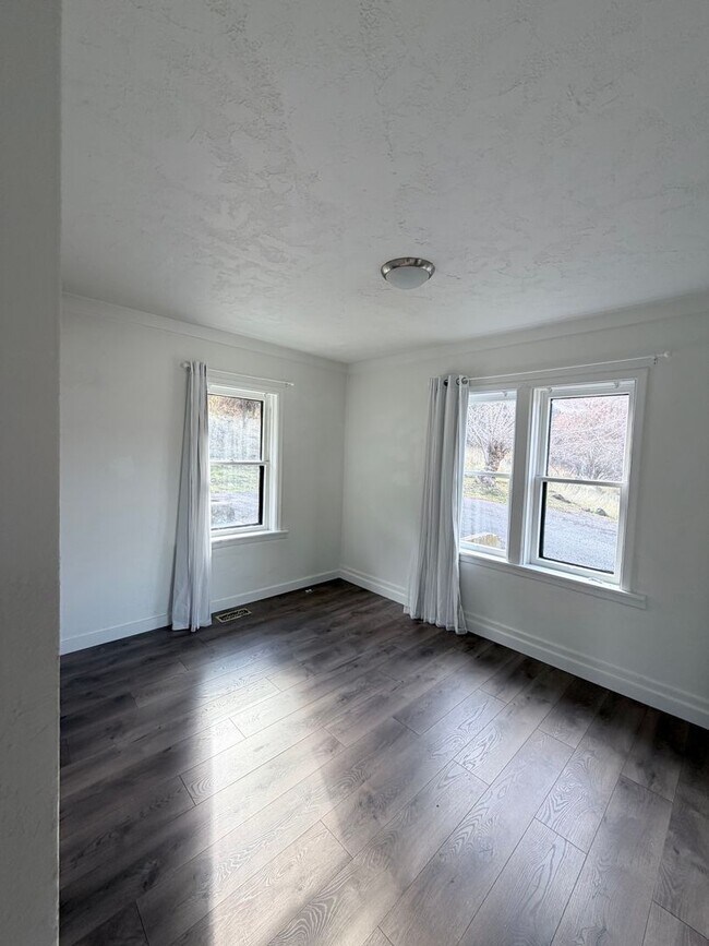 Building Photo - Lakeview 4-Bedroom Home Steps from Moore Park – Updated Throughout! 2.8 miles from Sky Lakes and OIT