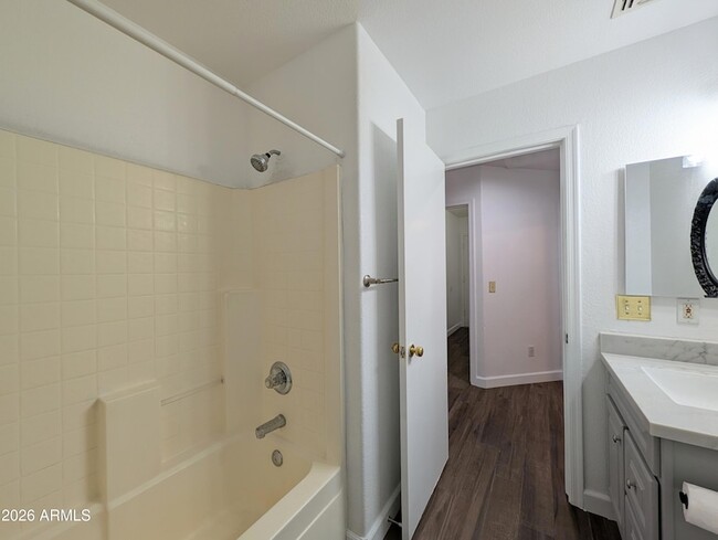 Building Photo - 2404 W Roeser Rd