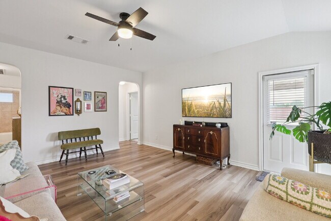 Building Photo - "Charming 3-Bedroom Haven with Granite Elegance in San Antonio!"