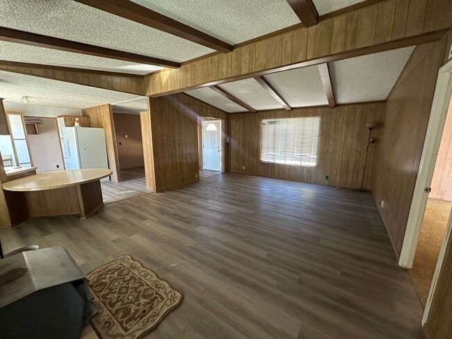 Building Photo - Gorgeous Mobile Home with a Big Backyard