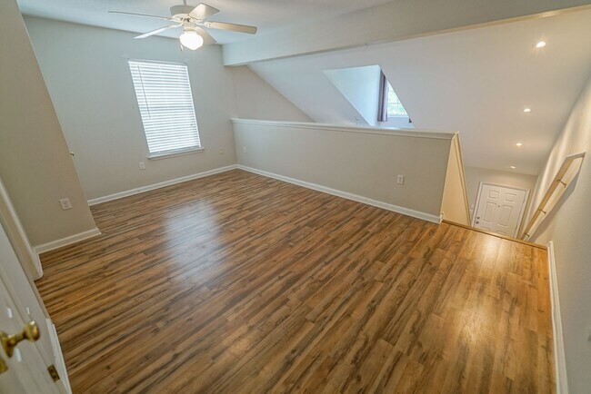 Building Photo - UPDATED 2 Bed / 2 Bath with LOFT in Summer...
