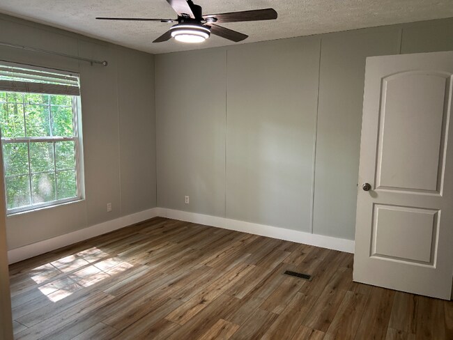 Building Photo - 33 T and E Ln