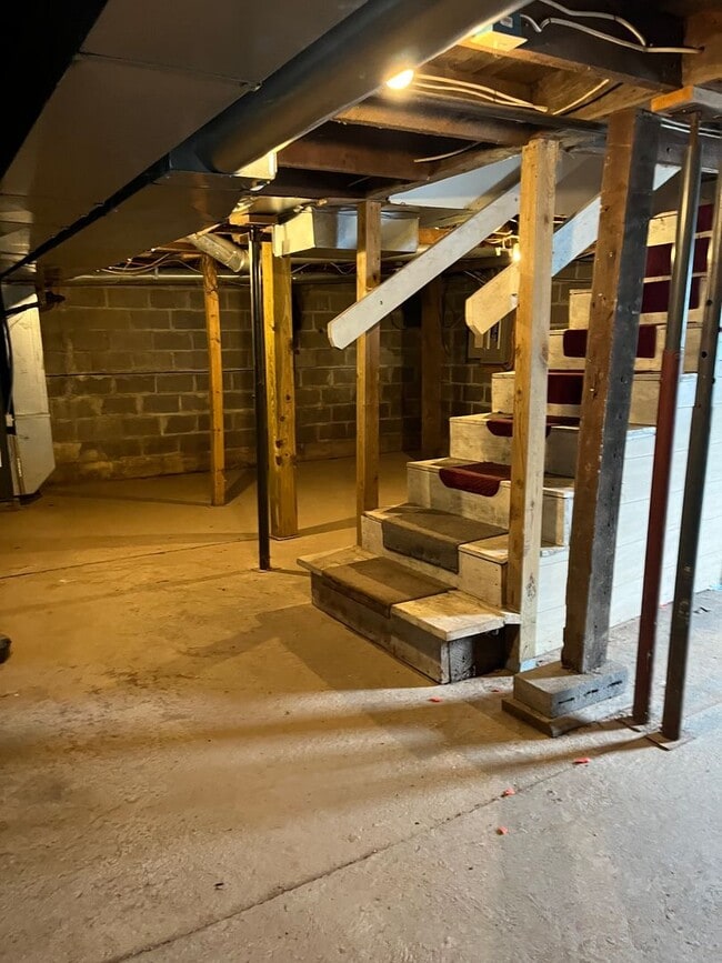 Building Photo - 316 W Main St